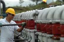 Un hombre labora en planta petrolera.