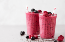 Un batido antioxidante con frutos rojos, espinaca y chía: ideal para fortalecer huesos y mejorar la memoria.