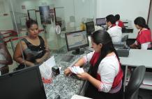 Cajeras indígenas atienden al público en la aplicación de sus créditos. CLIENTE ES ATENDIDA POR CAJERA INDÍGENA DE LA ENTIDAD FINANCIERA. Instituciones financieras indígenas/ 21 de Enero del 2015