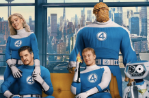 Los Cuatro Fantásticos reunidos en su emblemático traje azul retro, antes de enfrentarse a amenazas cósmicas en el tráiler final.