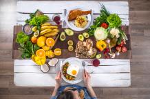 la-mujer-en-la-mesa-con-alimentos-organicos-la-vista-desde-la-parte-superior