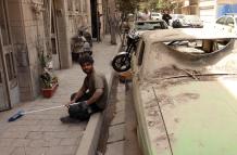 hombre iraní descansa