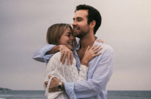 Natalia Regge y Santiago Belles celebran su compromiso con un romántico atardecer en la playa.