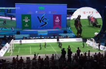 Robots humanoides compiten en un partido de fútbol