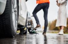 mecanico-de-automoviles-de-emergencia-reparando-vehiculos-de-mujer-en-la-calle