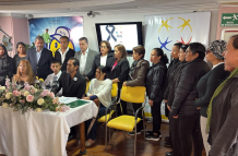 Gustavo Dávila (centro), con pacientes con enfermedades catastróficas de hospitales de Quito.
