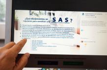 Una persona revisa requisitos para las SAS