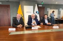 Autoridades del Ministerio de Energía y Minas, en rueda de prensa.