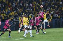 En el primer tiempo ambos clubes se presentaron parejos.
