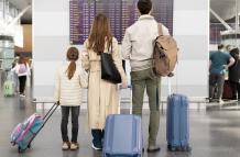 familia-de-tiro-completo-en-el-aeropuerto