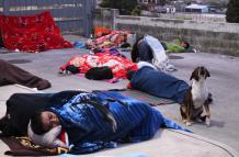 Personas duermen en una calle