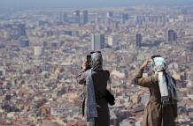 Turistas en el Turó de la Rovira de Barcelona