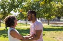 amigos-multietnicos-felices-tomados-de-la-mano-en-el-parque