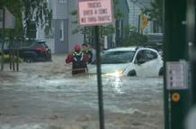 Equipos de emergencia rescatan a conductores varados mientras las aguas suben en Nueva Jersey.