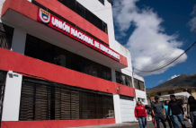 La Unión Nacional de Educadores (UNE) denunció que en la Ley de Integridad Pública se aumentaba la edad de jubilación, de 60 a 65 años, para recibir el incentivo económico.