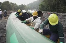 Trabajadores gestionan la rehabilitación de tubería petrolera