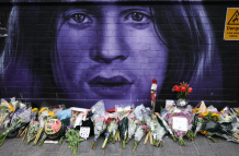 OZZY OSBOURNE. OFRENDAS DEJADAS POR SUS FANS EN EL MURO DE BLACK SABBATH, EN BIRMINGHAM, REINO UNIDO