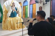 CORO DE LA IGLESIA CANTA A LA VIRGEN