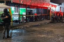 Policía Nacional resguarda la escena tras masacre en distribuidora de licores en El Empalme.