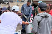 Mientras duró el corte de agua, algunos vecinos compartieron el líquido con los afectados. El Municipio dice que analiza compensaciones.