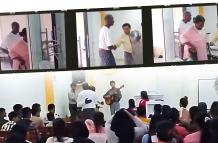 Moisés Caicedo con su madrecita Liliana en la iglesia.