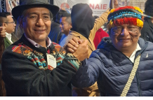 El exprefecto Salvador Quishpe con el nuevo presidente de la Conaie, Marlon Vargas.