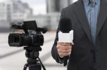 periodismo periodista reportero cámara micrófono Freepik
