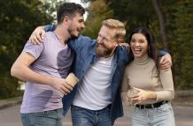 amigos-riendo-y-divirtiendose