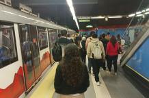 Más de 20 personas tuvieron que esperar en El Ejido para lograr abordar el Metro de Quito y trasladarse hacia el norte de la capital.