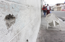 Los orificios quedaron en las paredes tras los impactos de las balas.