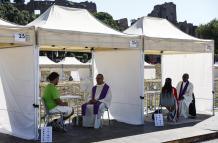 Jóvenes se confiesan  en Roma, Italia