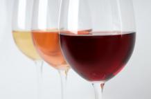 copas-con-diferentes-tipos-de-vino-sobre-un-fondo-gris