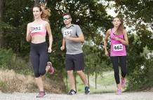 jovenes-amigos-corriendo-durante-una-maraton