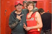 El director Kenny Ortega y Zac Efron