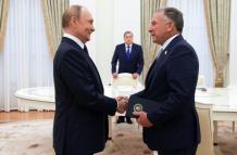 Vladímir Putin (izq.) y Steve Witkoff