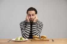 persona-con-trastorno-alimentario-tratando-de-comer-sano
