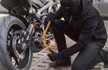 primer-plano-del-hombre-preparandose-para-robar-una-motocicleta (1)