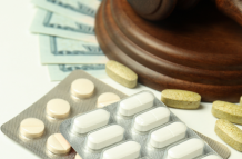 La Comisión Nacional Anticorrupción entregó denuncias sobre compras irregulares de medicinas.