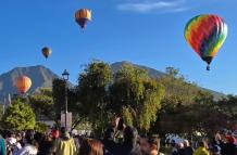 Los globos gigantes de Ecuador, México y Brasil participan en el festival internacional de la Mitad del Mundo, noroccidente de Quito.