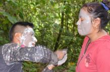 Usos. El barro del Gran Cañón, rico en minerales, es utilizado como mascarilla para turistas y habitantes.