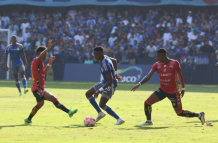Encuentro entre Emelec y Deportivo Cuenca.