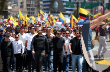 En la marcha convocada por el presidente Daniel Noboa hubo jóvenes haciendo el saludo nazi.