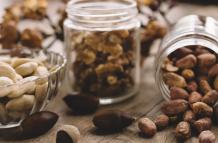vista-de-cerca-de-nueces-en-vasos