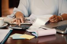 emprendedor-trabajando-con-facturas