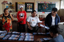 Jurados cuentan votos al cierre de la jornada de elecciones generales de Bolivia este domingo, en el municipio de Villa Tunari (Bolivia).