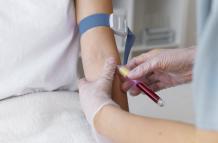 profesional-de-la-salud-de-alto-angulo-extrayendo-sangre