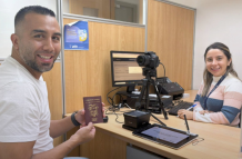 Ciudadanos realizan el trámite para obtener su pasaporte durante la jornada extraordinaria del Registro Civil en Ecuador.