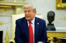 La administración Trump amplió su estrategia para enviar migrantes a terceros países, según reportes de CBS News.