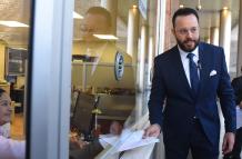 Documento. Gonzalo Albán dijo que entregó el fallo del TCE, en el que le permite su habilitación.