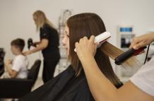 chica-peinandose-en-la-vista-lateral-del-salon